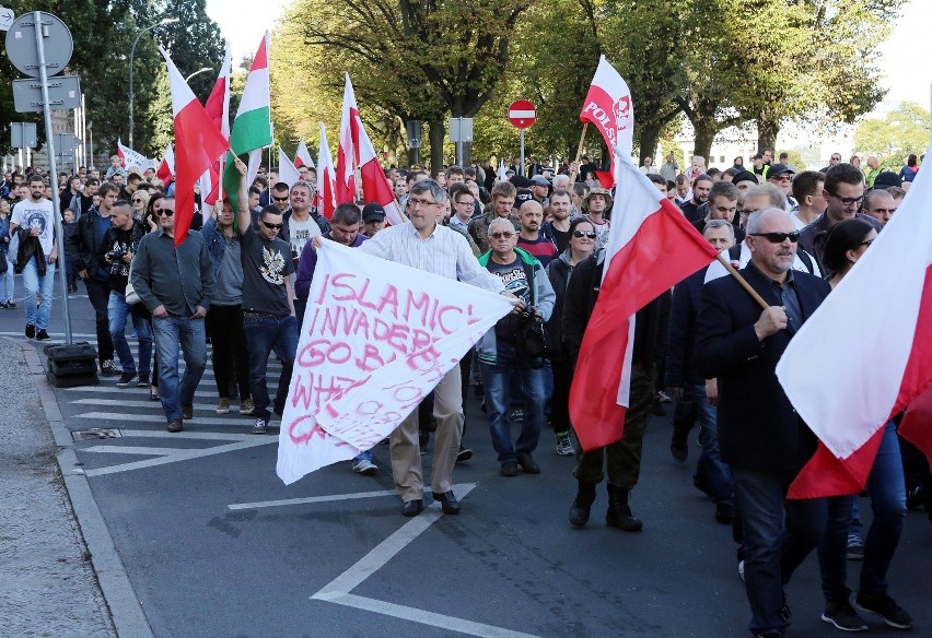 "Szczecin wolny od islamu". Protest przeciw imigrantom [wideo]