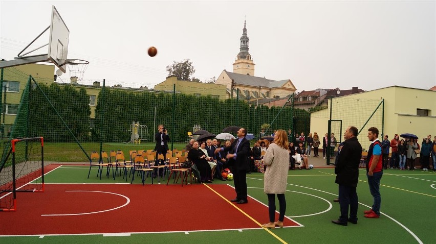 Kłobuck: Otwarcie boiska przy Zespole Szkół nr 2