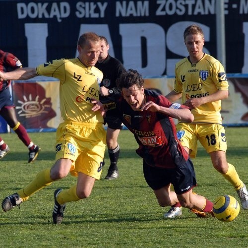 Marek Walburg (w środku) zmarnował w pierwszej połowie najlepszą okazję do strzelenia gola dla Pogoni. Na zdjęciu próbują go zatrzymać Marek Niewiada (z lewej) i Piotr Dutkiewicz (z prawej).