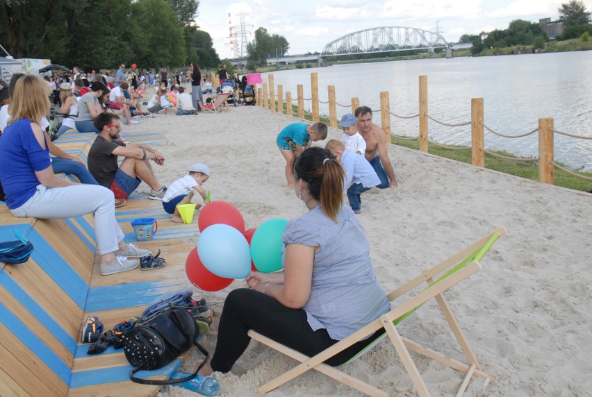 Kraków. Miejska plaża otwarta [ZDJĘCIA]