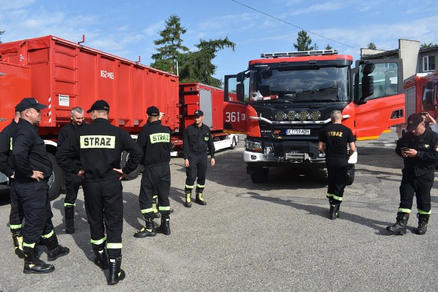 Pożegnanie strażaków jadących do Grecji na terenie komendy miejskiej PSP w Tarnowie