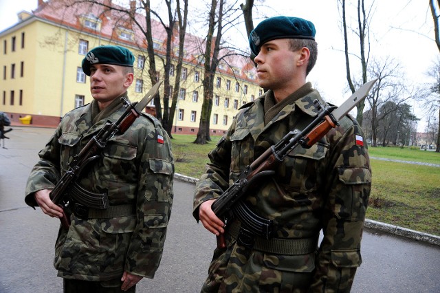 Szeregowi - elewi służby przygotowawczej Dawid Piotr i Szymon Rembacz przysięgali to ich kolejny krok do służby w Narodowych Siłach Rezerwowych.