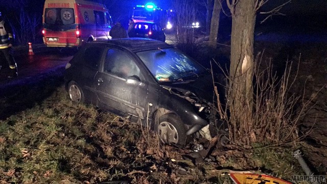 W Prószkowie, tuż po godzinie 6.00, kierowca osobowego peugeota w Prószkowie, na trasie w kierunku Zimnic, uderzył w drzewo. Na miejscu byli strażacy z JRG Opole oraz Osp Prószków.