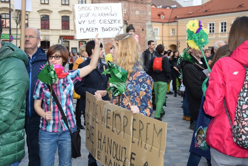 "Przeciwko betonowaniu zielonych płuc Lublina". Marsz w obronie górek czechowskich (ZDJĘCIA)