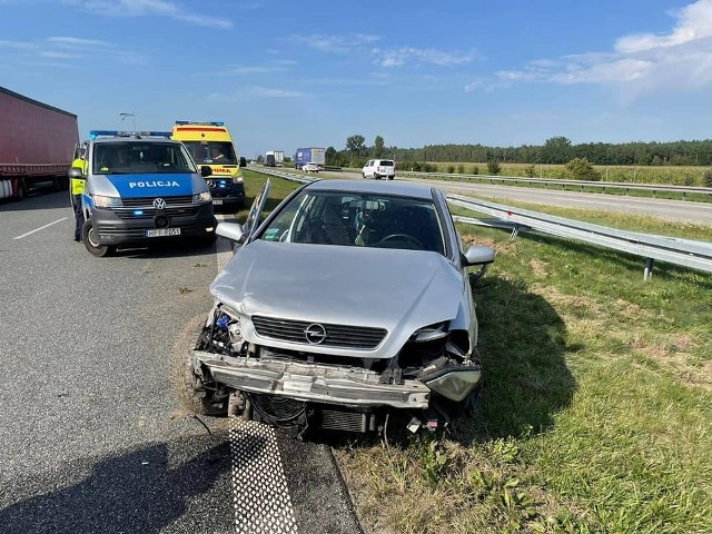 Do niebezpiecznego wypadku doszło dzisiejszego (26 lipca) popołudnia na autostradzie A1 pod Kutnem. Na wysokości miejscowości Krzyżanówek pijany kierowca uderzył w bariery.