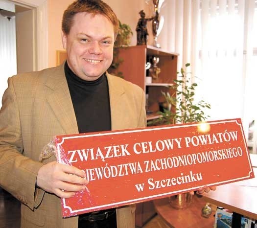 Wicestarosta Marek Kotschy demonstruje tablicę ZCPWZ, która zawiśnie na siedzibie Związku w szczecineckim starostwie.