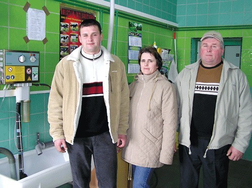 W gospodarstwie Krzysztofowi Głębockiemu (z lewej) pomagają rodzice &#8211; Barbara i Tadeusz