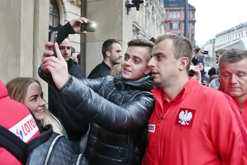 Biało-czerwoni już we Wrocławiu. Kibice nie zawiedli,...