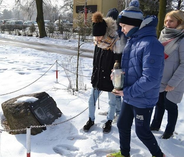   Uczniowie włoszczowskiej „dwójki” zapalili znicz przy tablicy upamiętniającej patrona swojej szkoły.