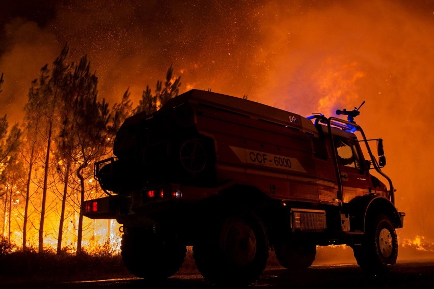Francja walczy z pożarami. Tysiące osób ewakuowanych [GALERIA]