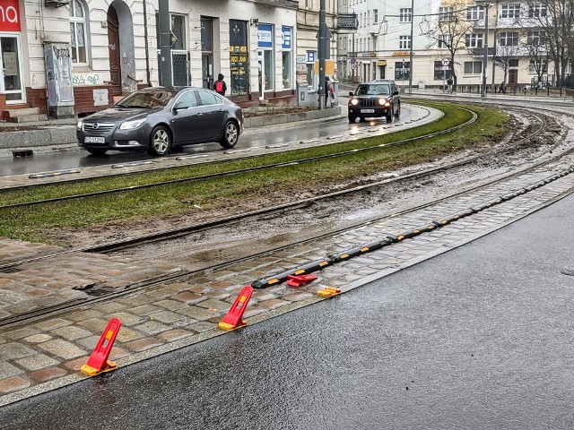 Nowe zabezpieczenia zostały przez kierowców częściowo uszkodzone. Zielone torowisko znów ma być zielone w drugiej połowie marca.