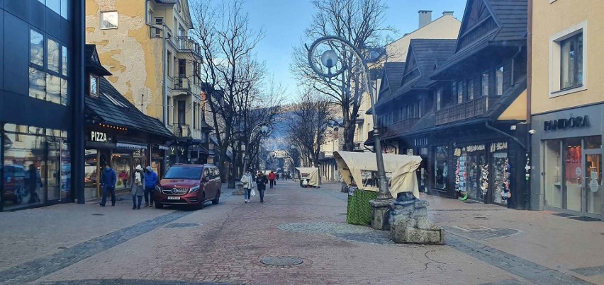 Zakopane. Początek ferii. Miasto puste, stoki zamknięte. Jedyna atrakcja to śnieżna górka 