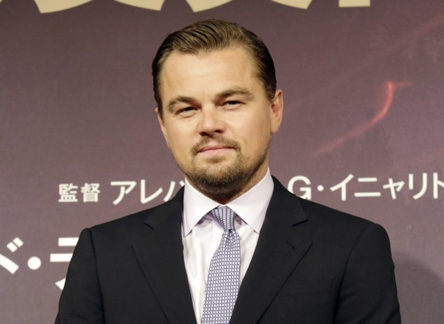 Aktor Leonardo DiCaprio pozuje fotografom podczas pokazu filmu "Zjawa" w Tokio (23.03.2016, Japonia).