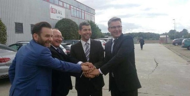 Dariusz Lesicki, Stanisław Iwan, prezes Stefan Frey i Janusz Kubicki niepełna rok temu podpisali porozumienie dotyczące fabryki w Nowym Kisielinie