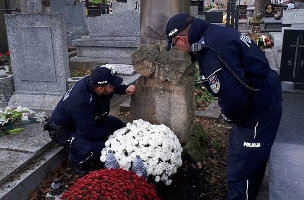 Ostrowieccy policjanci porządkowali groby