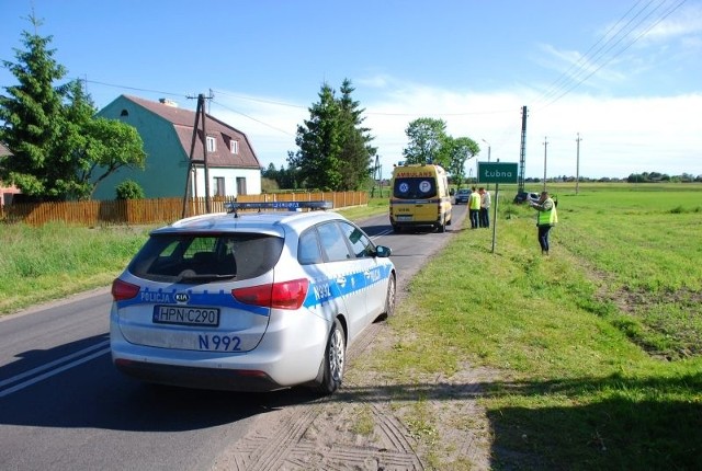 W miniony weekend policjanci zabezpieczali miejsca trzech wypadków drogowych, do których doszło na terenie powiatu chojnickiego. Do pierwszego z nich doszło w miejscowości Łubna (gm. Czersk): 20 i 11-latek z obrażeniami zostali przewiezieni do szpitala. Wideo: Info z Polski 17.05.2018