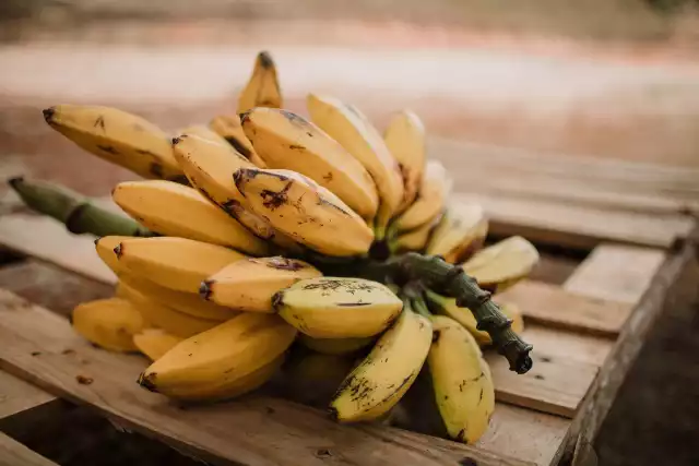 Jak rozpoznać zdrowego banana w sklepie? Pomocny może być stopień dojrzałości, który jest widoczny gołym okiem. To musisz wiedzieć! Sprawdź w naszej galerii, jak rozpoznać, czy banan jest zdrowy.Szczegóły na kolejnych slajdach >>>
