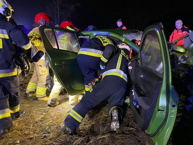 Na pomoc poszkodowanym w wypadku, do którego doszło 21 grudnia w Makowiskach na DK nr 10 ruszyli strażacy z OSP w Solcu Kujawskim.