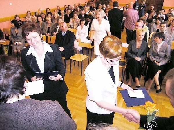 Na zdjęciu: dyplomy odbierają Aldona  Komorowska ze Szkoły Podstawowej nr 3 (z  lewej) oraz Barbara Klimczak z Poradni  Psychologiczno-Pedagogicznej we Włocławku.