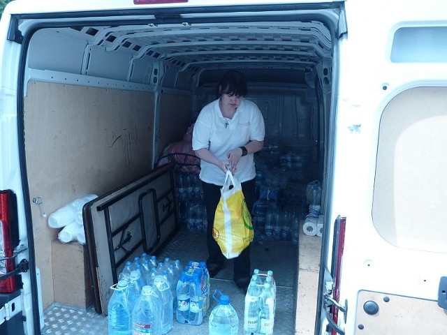 Wolontariusze Akcji Katolickiej z Ostrowca Świętokrzyskiego pakują wodę mineralną dla powodzian z Sandomierza do samochodu, który udostępniła firma Malpol z Ostrowca.