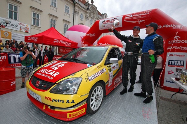 Radomianin Mariusz Nowcień (z pucharem) wygrał siódmą rundę Pucharu Polski, zapewniając sobie zwycięstwo w klasyfikacji generalnej sezonu