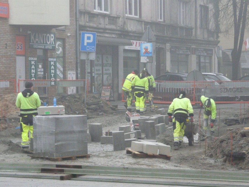 W centrum Pabianic roi się od robotników. Powstaje nowa ulica i torowisko ZDJĘCIA