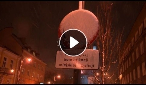 Policja radzi nie przyjmować mandatów za zignorowanie zaśnieżonych znaków [WIDEO]