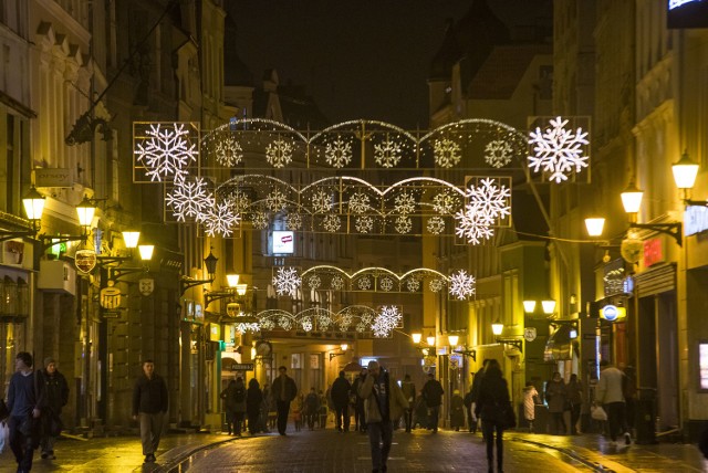 Na ulicy Szerokiej już włączono świąteczne świetlne dekoracje. W niedzielę rozświetlony zostanie cały zespół staromiesjki
