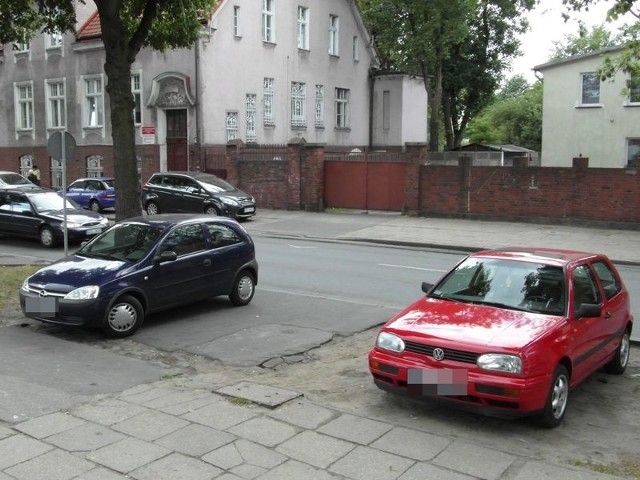 Mimo znaków zakazu zatrzymywania się, wielu kierowców zostawia swoje auta w zatokach przy ul. Jaracza. Potem płaci mandaty.