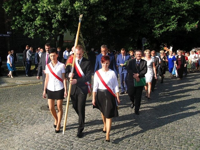 Uczestnicy uroczystości przeszli ulicami Żnina. Prowadził ich sztandar SR-H "Rolnik".
