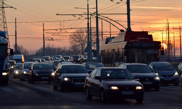 Korki na skrzyżowaniu ul. Lubelskiego Lipca ‘80 z al. Piłsudskiego. Źle zaprogramowano sygnalizację. Do końca tygodnia ma być lepiej