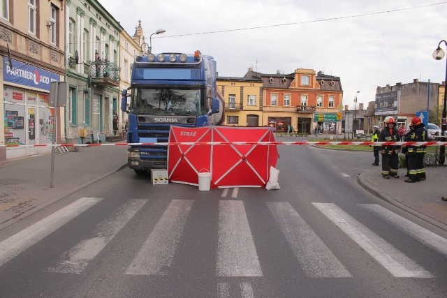 W tym miejscu na ulicy Rynek w Pakości miał miejsce tragiczny wypadek, w którym zginęła 73-letnia kobieta