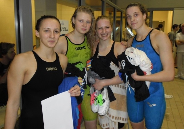 Aleksandra Tomala (z lewej) wraz z Martą Greglak, Magdaleną Samulik i Magdaleną Sproską w marcu sięgnęły po mistrzostwo Polski 16-latków w sztafecie 4x200 m stylem dowolnym.
