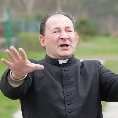 Parafianie księdza Janusz Koplewskiego mówią, że ich proboszcz idealnie nadaje się do filmu.