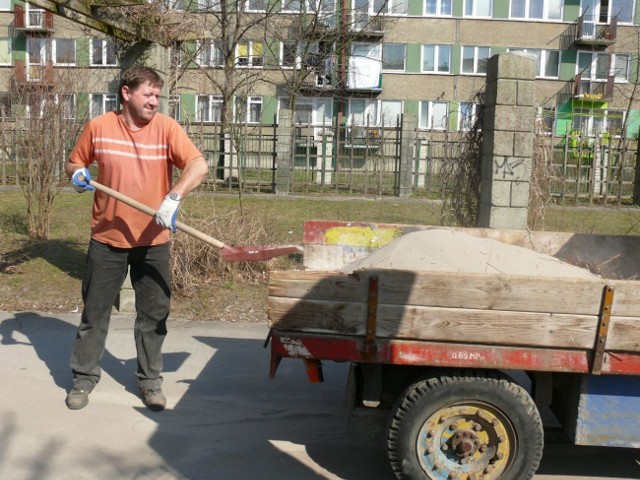Zbieranie piasku w centrum Stalowej Woli.