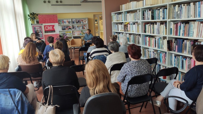 Znana pisarka Joanna Jax odwiedziła bibliotekę w Połańcu. Opowiadała o książkach i planach