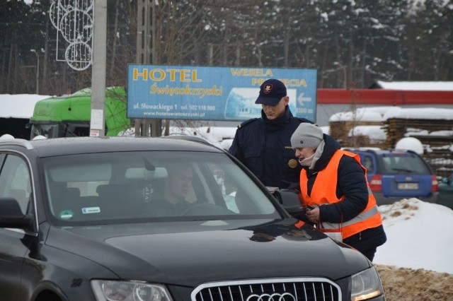 W środę 21 grudnia przy przejeździe kolejowym w Suchedniowie przeprowadzono akcję edukacyjną wśród kierowców.