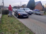 Wypadek w Prószkowie. BMW uderzyło w nieoznakowany radiowóz. Jeden z policjantów jest ranny