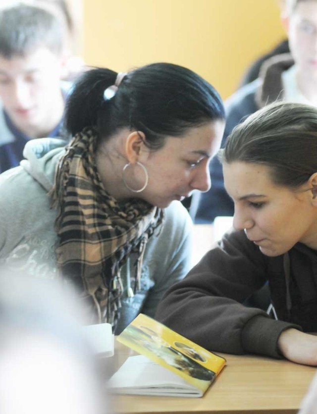 Dziś w siedliskiej szkole uczą się przyszli mechanicy samochodowi, technicy weterynarii oraz technicy usług pocztowych. Na zdjęciu - Anita Pietras i Marta Jura na zajęciach z usług pocztowych.