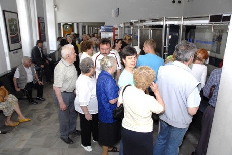 Największą bolączką klientów poczty są kolejki. Jeden z klientów złożył skargę, że przez kolejkę spóźnił się na pociąg.