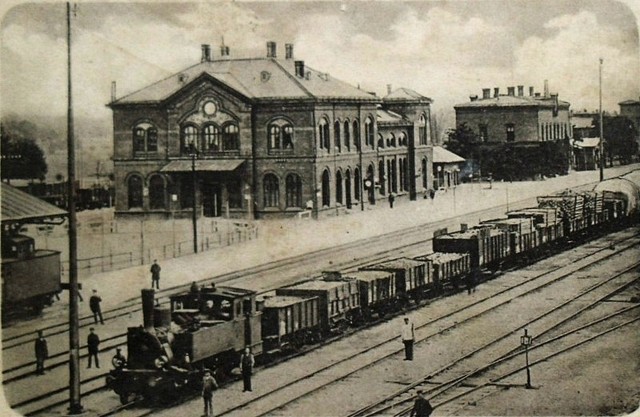Tak wyglądał dworzec i peron kolejowy w Kluczborku na przełomie XIX_i XX wieku. Zdjęcie z pocztówki z lat 1895-1901, wydanej przez kluczborskie wydawnictwo Verlag von Jul. Lebek.