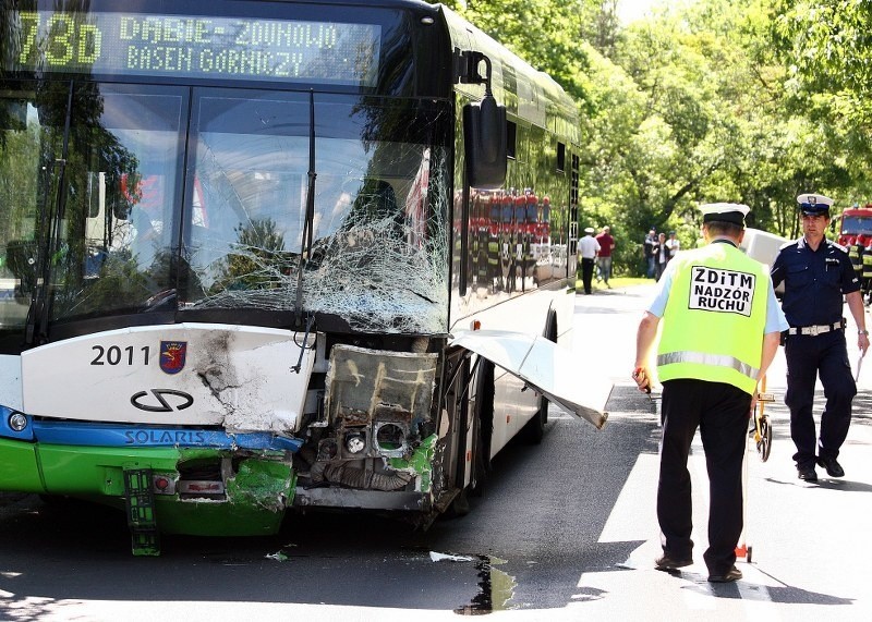 Tragiczny wypadek na ul. Przestrzennej. Jedna osoba nie żyje, ośmiu rannych [zdjęcia]