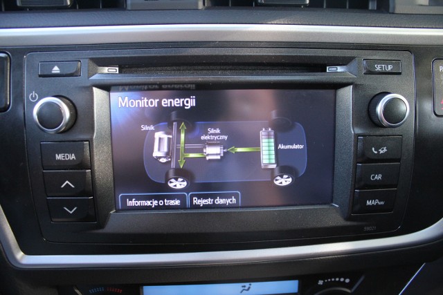 Samochodem hybrydowym jeździ się zarówno na benzynie, jak i na energii zgromadzonej np. w czasie hamowania.
