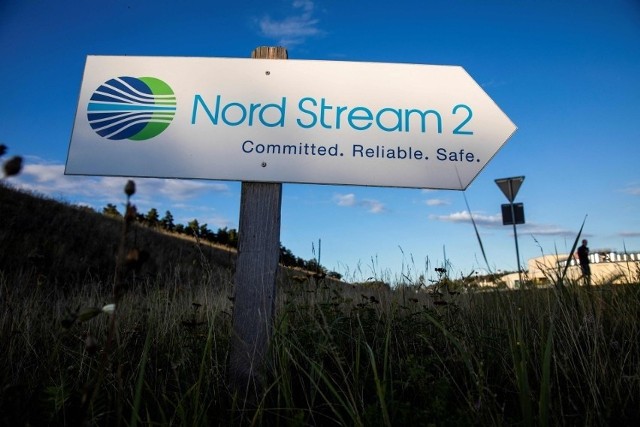 „Gazociąg Nord Stream 2 został ukończony, ale nie został uruchomiony. Niemiecki rząd wstrzymał proces jego zatwierdzania w lutym, na krótko przed atakiem Rosji na Ukrainę” – przypomina „Bild”.