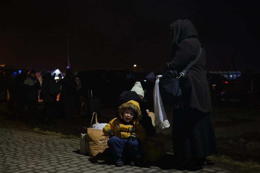Za nami kolejna zimna noc na przejściu granicznym w Medyce. Zmarznięci i przemęczeni uchodźcy płaczą przekraczając naszą granicę [ZDJĘCIA]