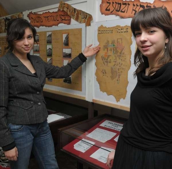 - Na przygotowanej przez nas mapie miasta można sprawdzić, gdzie przed wojną mieszkali tutejsi Żydzi - mówią Diana Sałacka (z lewej) i Kama Reiter.