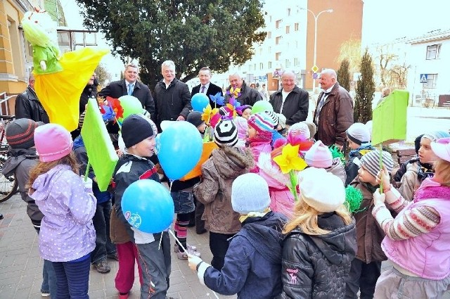 We wtorek ulicami Tarnobrzega przechodziły korowody przedszkolaków. Wszyscy kierowali się nad Wisłę, aby utopić symbol zimy... Marzannę.