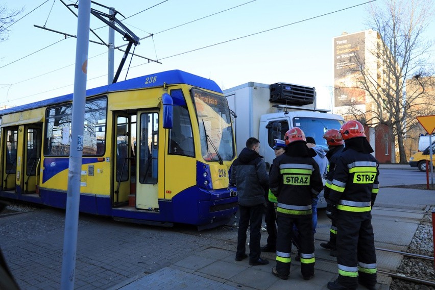 Toruń. Ciężarówka zderzyła się z tramwajem na ulicy Ślaskiego! [ZDJĘCIA]