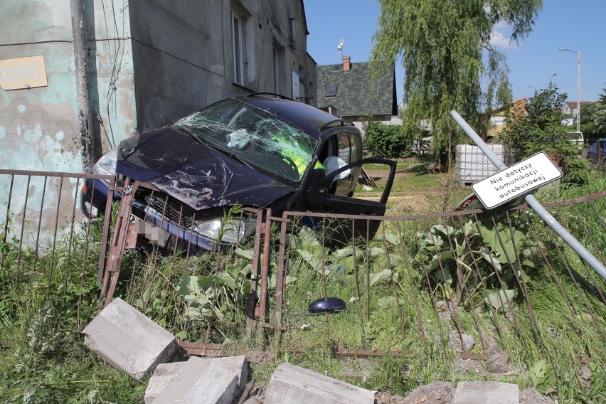 Wypadek w Kiełczowie. Pod Wrocławiem kierowca wjechał w dom i uciekł (ZDJĘCIA)