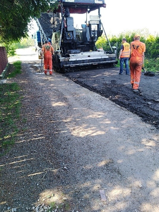 Remont ul. Urodzajnej w Lublinie. Kładą asfalt tylko na swojej połowie drogi (ZDJĘCIA)